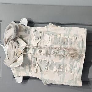 NWOT Wallflower Camo Denim Jean Hooded Vest Light Gray Green Cream White small